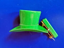 PIN St Patrick Vintage IRISH HAT Green Plastic Movement 1950s Holiday Brooch picture