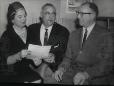 1960 Press Photo Looking for Ideas Mrs Virginia Burnside, Luke Graham & Ed Munro picture