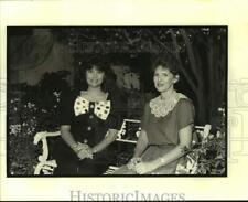 1989 Press Photo Dr. Fran Holman Johnson & Lydia Schmalz-Longue View Art Flowers picture