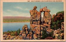 Devil's Doorway, Devil's Lake State Park, Wisconsin. Vintage Linen Postcard picture