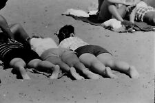 VTG 1950s 35MM NEGATIVE BEACH SCENE BRUNETTES BACK SHOT CHEEKY CANDID 693-3 picture