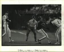 1987 Press Photo Astros' Glenn Davis tags Cubs' Andre Dawson out at first base. picture