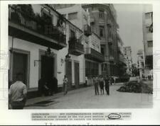 Press Photo A street scene in the old port section of Havana, Cuba - sax17804 picture