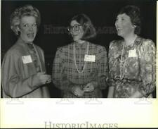 1986 Press Photo Anne Binns chats with women at Professional Women Discussion picture