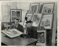 1948 Press Photo Mrs. Roger Wells Peck & Chapin Foster admire paintings, Tacoma picture