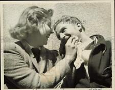 1939 Press Photo California student has lipstick removed after kissing 40 girls picture