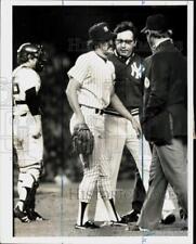 1981 Press Photo Yankees Ron Guidry confers with manager at Yankee Stadium. picture