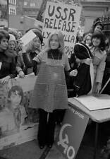 Hayley Mills delivers petition for release Jewish prisoners 1972 OLD PHOTO picture