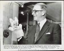 1956 Press Photo Senator Estes Kefauver with rabbit hand puppet in St. Paul picture