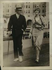1925 Press Photo John Kearns & Ms Ellen MacKay Stroll Down Boardwalk picture