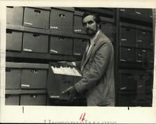 1989 Press Photo Robert Arnold with Corning Papers collection, Albany, New York picture