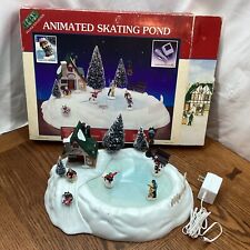 LEMAX Village Collection ANIMATED ICE SKATING POND Original Box 1995 Video Read picture