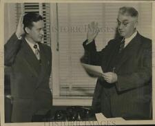 1949 Press Photo Sheriff William H. Holcombe getting sworn in, Alabama picture