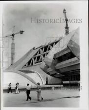 1976 Press Photo People walk past building under construction in Montreal. picture