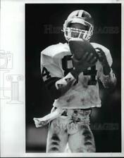 1989 Press Photo Webster Slaughter pulls in a 35 yard pass from Bernie Kosar picture