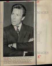 1967 Press Photo Lord Snowdon talks with reporters outside New York restaurant picture