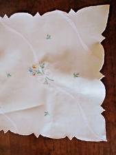 Vintage pale yellow Madiera linen table runner w embroid. flowers 57