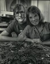 1987 Press Photo Russ and Sandy Wszalek, jigsaw puzzle enthusiasts in Milwaukee picture