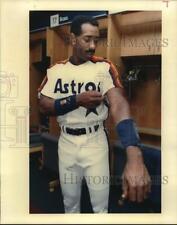 1989 Press Photo Houston Astros' Kevin Bass tries out his Baseball Uniform picture