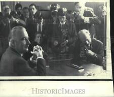 1969 Press Photo Georges Pompidou encircled by photographer at news conference picture
