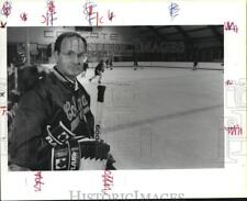 1990 Press Photo Colgate hockey Terry Slater watches team practice at rink picture