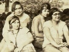 1Q Photograph Group Photo Portrait Pretty Women Embrace Nature 1920's Headbands picture