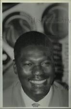 1986 Press Photo Rockets Akeem Olajuwon has big smile after agreeing to contract picture