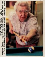 1989 Press Photo Hattie Hammond plays billiards at Monroe Senior Center picture