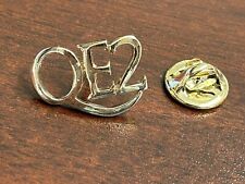 QE2 Queen Elizabeth 2 Pin Cruise Line Cunard Goldtone Letters Lapel Tie Tack picture