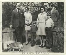 1968 Press Photo Queen Elizabeth's 42nd birthday posing her Royal Family picture