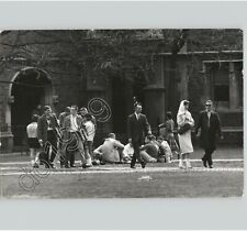 Students @ WASHINGTON UNIVERSITY IN ST LOUIS On Quad FASHION 1962 Press Photo picture