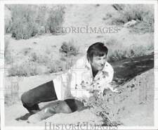 1975 Press Photo Actor Mike Connors - kfp12440 picture