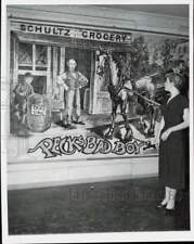 1951 Press Photo Colleen Kennedy looks at old theater backdrop in Chicago picture