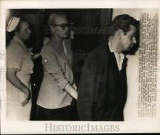 1951 Press Photo Barbara Payton leaves hospital in Hollywood with Jerry Bialac picture