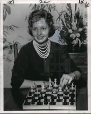 1961 Press Photo Phyllis Jean Terry, 1961 Queen of Hermes, plays chess picture