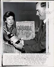 1969 Press Photo Marjorie Lumm gives California wine to Governor Dan Evans in WA picture