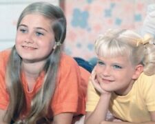 The Brady Bunch cute pose Maureen McCormick & Eve Plumb smiling 5x7 photo picture