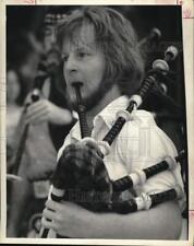 1975 Press Photo Tom Campbell performs Bagpipes at Scottish Highland Games picture