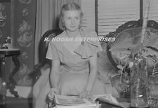 C. 1951 PRETTY WOMAN POSING ON COUCH NASHVILLE TN 5X7 PRINT PHOTO F872 picture