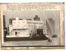 FIREBOAT Welcomes FLOATING AQUARIUM 'Discovery' BOSTON SHIPS 1974 Press Photo picture