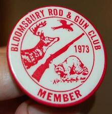 VINTAGE 1973 BLOOMSBURY NJ.  ROD & GUN CLUB  SPORTSMAN'S PIN HUNTING FISHING picture