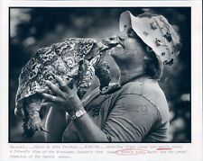 1989 Press Photo Madeline Blair Holds Her Turtle Lucky The Race Champion picture