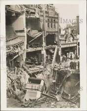 1942 Press Photo Londoners inspect the destruction left by one German bomb, WWII picture