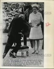 1967 Press Photo Queen Elizabeth knights Sir Francis Chichester in London picture