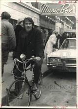 1971 Press Photo Actor Keith Baxter rides bike in city - hca69855 picture