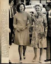 1975 Press Photo Former First Lady Pat Nixon, Margaret Skilling in Cerritos, CA picture