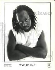 2000 Press Photo Wyclef Jean, Haitian rapper, singer and actor. - lrp34410 picture