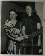 1949 Press Photo Gaint Blenda Ishley Mrs Elliott Hunter - RRU44463 picture
