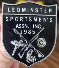 VINTAGE 1985 LEOMINSTER MA. ROD & GUN SPORTSMAN'S ASSN. CLUB HUNTING FISHING PIN picture