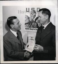 1946 Press Photo New York Harvey Firestone receives award from USO NYC picture